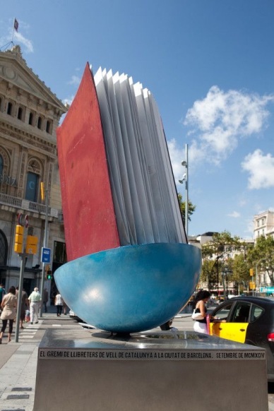 https://sillyamerica.com/blog/giant-book-statue-in-barcelona-spain-homenatge-al-llibre/